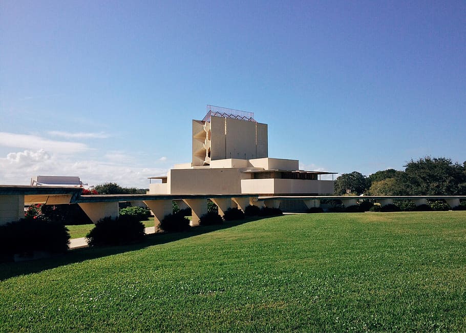 edifici, disseny, franc lloyd wright, arquitectura, modern, cel, herba, estructura construïda, còpia espai, naturalesa, planta, exterior de l'edifici, cap gent, cel clar, blau, dia, a l'aire lliure, gespa, color verd, llum solar, terra, riquesa, camp, luxe, 2K