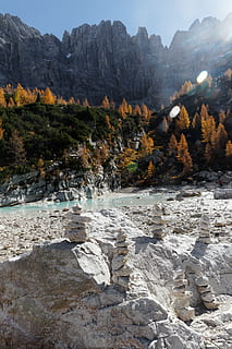 gråbalancerende sten, sten cairns, rock formation, legeme, vand, bjerg, klippe, klint, træ, Skov, sø, lagune, sten, sandsten, bunker, efterår, lago di sorapi, skønhed i naturen, solid, rock-objekt, scenics - natur, ro, natur, rolig scene, ingen mennesker, ikke-urbane scene, dag, plante, lave om, himmel, udendørs, flydende vand, formation, flyder, 5K, CC0, offentligt domæne, royaltyfrie