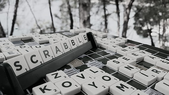 joc, Scrabble, temps de paraula, diversió, text, comunicació, guió occidental, nombre, cap gent, centrar-se en primer pla, arbre, natura morta, primer pla, lletra majúscula, jocs d’oci, cultura i entreteniment artístic, relaxació, arranjament, taula, tecnologia, bloc, a l'aire lliure, connexió, planta, 4K, CC0, domini públic, lliure de regalies