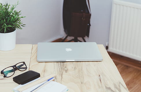 MacBook Air, oben, Tabelle, MacBook, Laptop, Computer, Technologie, Schreibtisch, Büro, Geschäft, kreativ, Brille, Notizblock, Notizbuch, Lineal, Stift, Holz, Pflanze, kabellose Technologie, Kommunikation, Verbindung, drinnen, tragbares Informationsgerät, Möbel, Smartphone, Holz - Material, High Angle View, Stillleben, Mobiltelefon, 4K, CC0, gemeinfrei, lizenzfrei