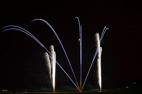 einfach, Explosion, Licht, Nacht-, Pyrotechnik, beleuchtet, Bewegung, keine Leute, Langzeitbelichtung, Verbindung, Kunst, Kultur und Unterhaltung, Studioaufnahme, Lichtmalerei, Lichtspur, Kreativität, die Architektur, Natur, Licht - natürliches Phänomen, Himmel, gebaute Struktur, glühend, draußen, Bewegungsunschärfe, 4K, CC0, gemeinfrei, lizenzfrei