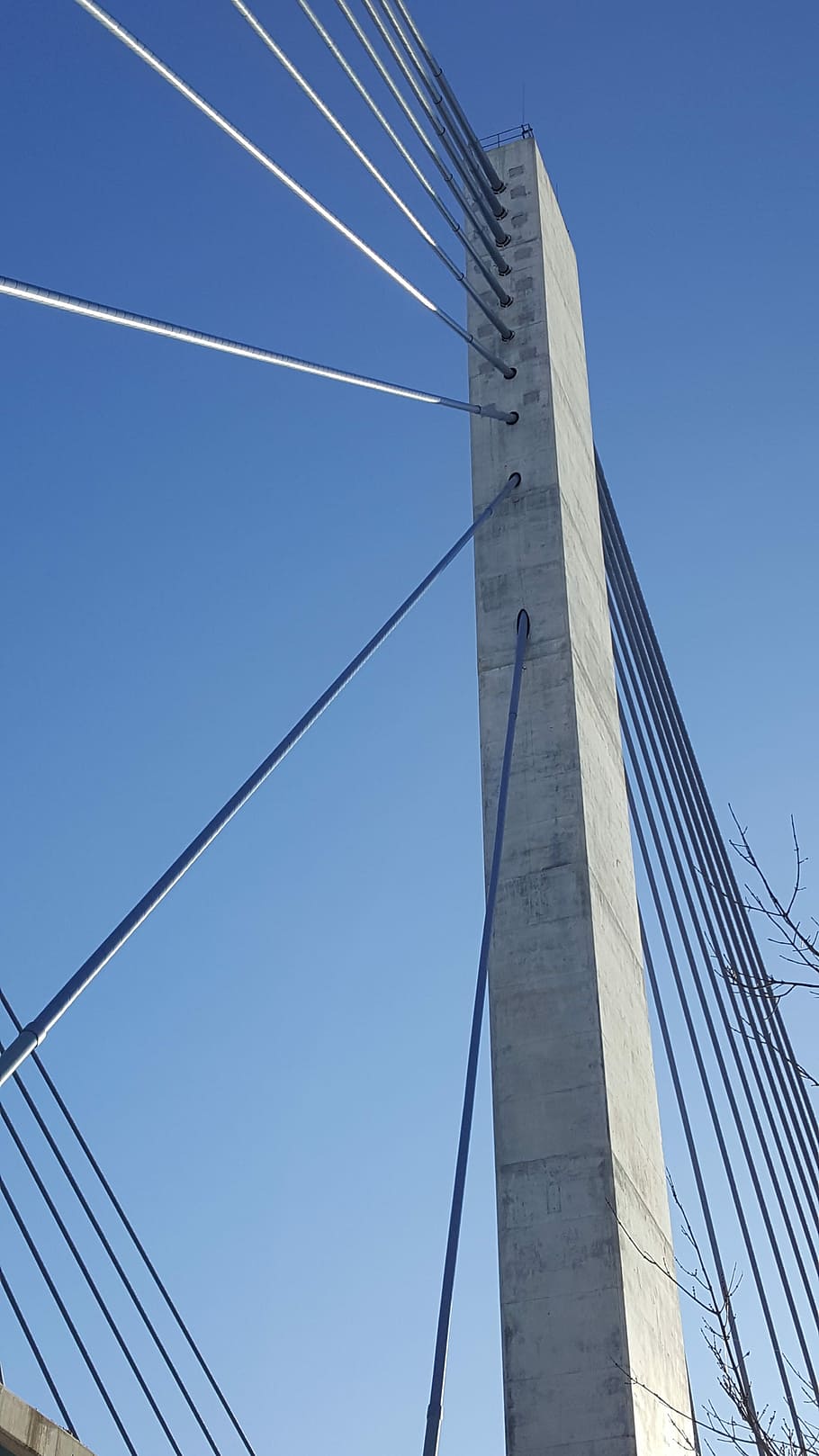 ponte, Lavalle, strallato, architettura, acciaio, calcestruzzo, ingegneria, struttura, mezzi di trasporto, connessione, blu, ponte - struttura fatta dall'uomo, struttura costruita, grattacielo, cielo, Inquadratura dal basso, cavo, ponte strallato, ponte sospeso, natura, cielo sereno, giorno, esterno dell'edificio, cavo d'acciaio, città, all'aperto, edificio per uffici esterno, 5K