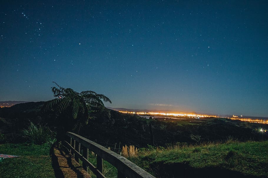 rozhledna, cesta, travnaté hřiště, plot, krajina, strom, tráva, pole, noc, nebe, hvězda - prostor, rostlina, scenics - příroda, prostor, astronomie, Příroda, klidné scény, krása v přírodě, klid, nikdo, životní prostředí, zábradlí, svítí, přistát, hvězda, venku, prostor a astronomie, 5K