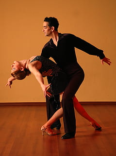 Mann, Frau tanzen, Fußboden, Tanzen, Ballsaal, Eleganz, Stil, Tänzer, Tango, Männer, Menschen, Künstler, Tanzfläche, Frau, Salsa tanzen, Ballett, Performance, in voller Länge, Lebensstile, drinnen, echte Menschen, Holz, Balance, Freizeitbeschäftigung, Bodenbelag, üben, ausüben, Fertigkeit, gesunder Lebensstil, suchen, junger Erwachsener, Erwachsene, Kunst, Kultur und Unterhaltung, Stehen, Frisur, Bühne, 2K, CC0, gemeinfrei, lizenzfrei