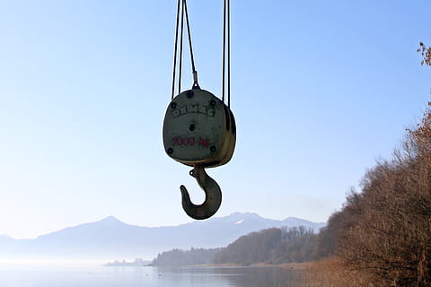 avvicinamento, grigio, gancio per catena, corpo, acqua, gancio, gancio di carico, sollevatore di pesi, gru, aumentare, trasporto merci, cielo, sospeso, montagna, natura, albero, scenics - natura, giorno, mezzi di trasporto, cielo sereno, nessuno, mezz'aria, scena non urbana, all'aperto, catena montuosa, modo di trasporto, scena tranquilla, avventura, lago, 2K, CC0, dominio pubblico, privo di copyright