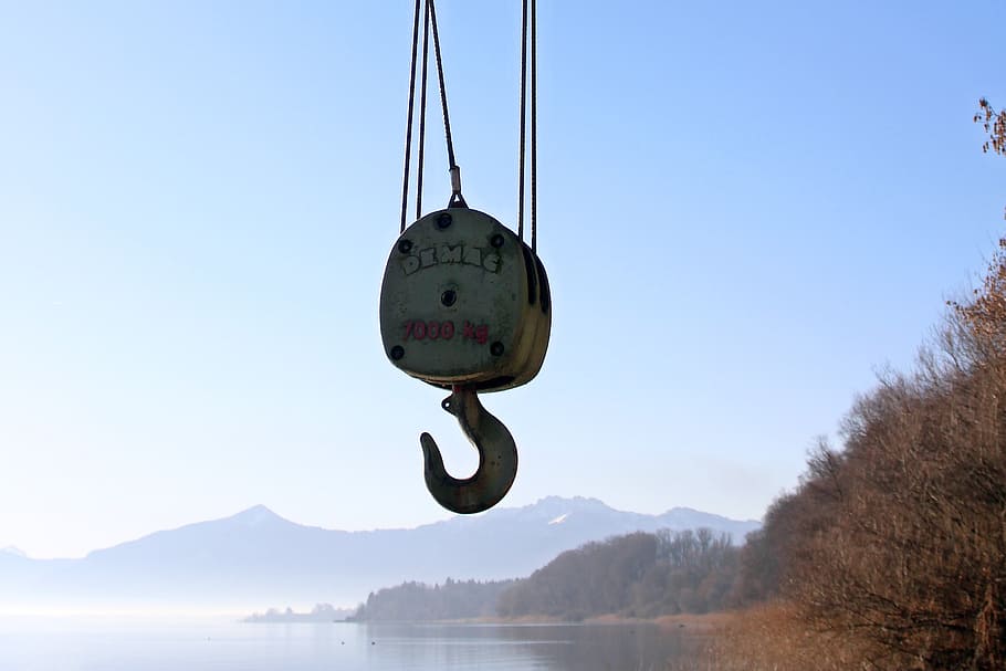 avvicinamento, grigio, gancio per catena, corpo, acqua, gancio, gancio di carico, sollevatore di pesi, gru, aumentare, trasporto merci, cielo, sospeso, montagna, natura, albero, scenics - natura, giorno, mezzi di trasporto, cielo sereno, nessuno, mezz'aria, scena non urbana, all'aperto, catena montuosa, modo di trasporto, scena tranquilla, avventura, lago, 2K