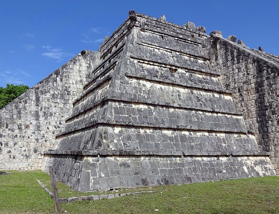 mexicà, chichen itza, piràmide, Maya, ruïnes, civilització colombiana, castillo, yucatan, arquitectura, estructura construïda, cel, exterior de l'edifici, naturalesa, història, dia, el passat, herba, vista d’angle baix, cap gent, destinacions de viatge, escala, planta, antic, a l'aire lliure, viatjar, turisme, funció de construcció de parets, vell, civilització antiga, arqueologia, 4K