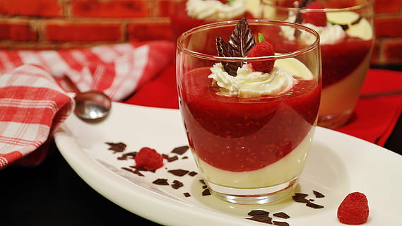 maduixa, batuda, vidre de roca, pudding, pudim de vainilla, gerds, marca de gerds, postres, llet, plat dolç, dolç, crema, xocolata, menjar, benefici de, decoració, producte de llet, fruites, vaixells, deco, color, vidre, deliciós, copa, vermell, menjar i beguda, beure, alcohol, Copa de vi, vi, taula, refresc, cap gent, equipament per a la llar, frescor, primer pla, fruita, a l'interior, indulgència, menjar dolç, placa, temperatura de fred, vaixella, temptació, decorar, 5K, CC0, domini públic, lliure de regalies