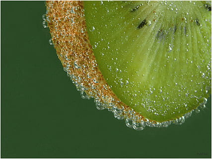 macro, kiwi, verd, menjar i beguda, frescor, aigua, primer pla, menjar, tirar, alimentació saludable, fruita, cap gent, benestar, naturalesa, humit, tir de l'estudi, color verd, bombolla, planta, primer pla extrem, directament a sobre, a l'interior, puresa, gota de pluja, 2K, CC0, domini públic, lliure de regalies