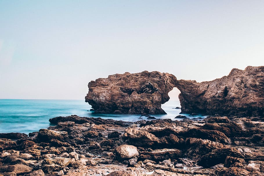 Marrone, frammento di pietra, riva, corpo, acqua, formazione rocciosa circondata, acque oceaniche, roccia, formazione rocciosa, costa, riva del mare, paesaggio marino, mare, arco naturale, erosione, oceano, lunga esposizione, VSCO, lightroom, arte, creare, viaggio, roccia - oggetto, solido, cielo, bellezza nella natura, terra, scenics - natura, la tranquillità, scena tranquilla, spiaggia, natura, cielo sereno, nessuno, idilliaco, orizzonte, orizzonte sull'acqua, pila rock, eroso, 5K