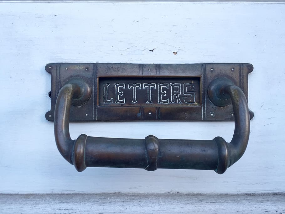 brev, post, stolpe, korrespondance, postkasse, levering, Postboks, letterbox, mailing, porto, meddelelse, metal, tæt på, tekst, dør, ingen mennesker, indgang, sikkerhed, murbygningsfunktion, beskyttelse, dag, gammel, vestlige script, rusten, låse, indendørs, mail slot, 2K