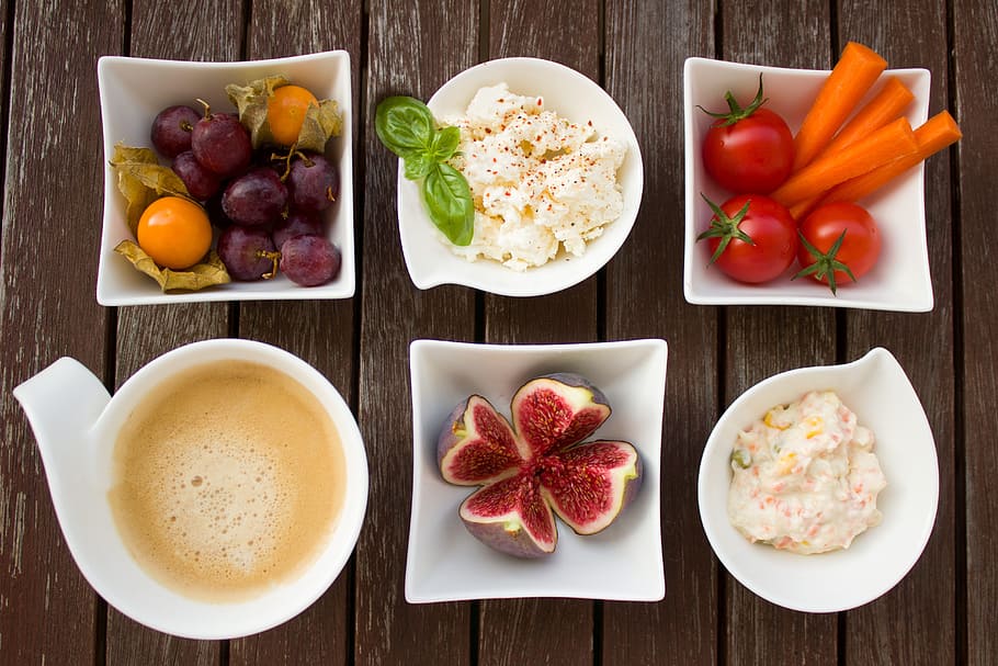 sis, blanc, ceràmica, bols, ple, assortit, plats, esmorzar, verdures, cafè, fig, fruita, formatge, propagació, saludable, nutrició, fruites, saborós, menjar, vegetarià, deliciós, taula d'esmorzar, vitamines, colorit, al matí, tassa, placa, Salut, hummus, menjar i beguda, alimentació saludable, benestar, frescor, vegetals, taula, beure, tomàquet, natura morta, a l'interior, directament a sobre, elecció, llest per menjar, bol, refresc, material de fusta, cap gent, vaixella, vidre, 5K
