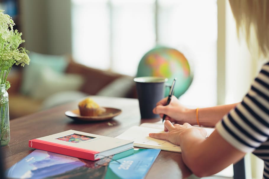 flach, fokus fotografie, Person, Weiß, schwarz, gestreift, oben, Schreiben, Papier-, Frau, Buch, Schreibtisch, Studie, Zuhause, Tabelle, Tasse, Arm, Tagebuch, Hinweis, Arbeit, Geschäft, Globus, Blume, Planung, Reise, Essen und Trinken, Getränk, eine Person, halten, drinnen, Tag, Erwachsene, Technologie, Kaffeetasse, Legere Kleidung, Kaffee, Kommunikation, Becher, Sitzung, selektiver Fokus, Kaffee trinken, kabellose Technologie, Mittelteil, Zeitschrift, Frühstück, 5K