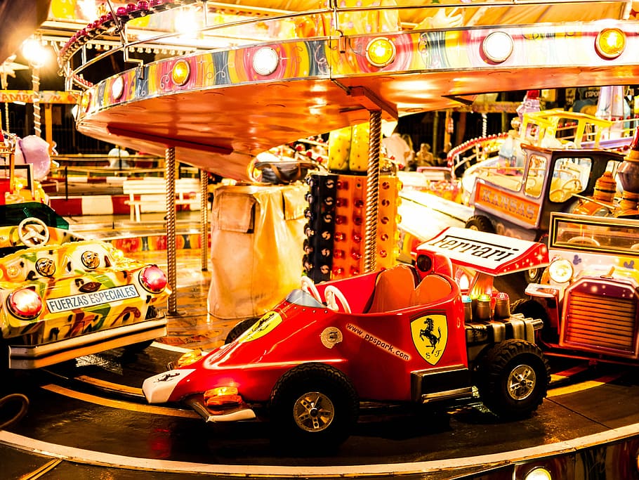 ferrari, Auto, Karussell, Spaß, abspielen, alt, Verkauf, beleuchtet, Transport, Transportmittel, Wahl, keine Leute, große gruppe von gegenständen, Geschäft, drinnen, Nacht-, Einkaufen, Sammlung, Stadt, mehrfarbig, zu verkaufen, rot, Landfahrzeug, gebaute Struktur, Variation, Konsumismus, 4K