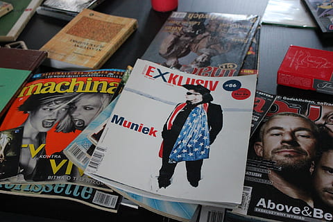 riviste, conoscenza, vecchio, giornali, giornale, formazione scolastica, rivista, comunicazione, testo, rappresentazione umana, sceneggiatura occidentale, rappresentazione, somiglianza maschile, manifesto, persone, somiglianza femminile, cartello, creatività, arte e artigianato, giorno, avvicinamento, informazione, in casa, questioni sociali, architettura, politica, Messaggio, 2K, CC0, dominio pubblico, privo di copyright