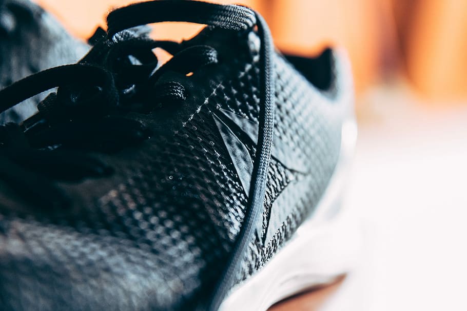 reebok nano 7, Nahansicht, Foto, schwarz, dainese low-top schuh, Trainer, Spitze, Makro, Sneaker, aktiv, selektiver Fokus, Kleidung, drinnen, keine Leute, Textil-, schwarze Farbe, Mode, Jacke, einzelnes Objekt, Schuh, Jeans, Reißverschluss, Legere Kleidung, extreme Nahaufnahme, Blau, Fokus auf den Vordergrund, Geschäft, Leder, persönliches Accessoire, 1080P