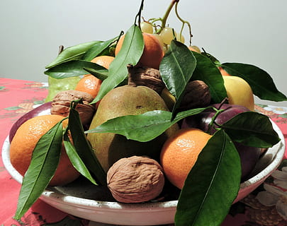 fruit, plateau, Pomme, pero, Orange, mandarine, les raisins, noyer, feuilles, nourriture, aliments, feuille, Nourriture et boisson, alimentation saine, couleur verte, partie de la plante, fraîcheur, fermer, bien-être, couleur orange, agrumes, nature morte, à l'intérieur, personne, la nature, table, mûr, 2K, CC0, domaine public, libre de droits