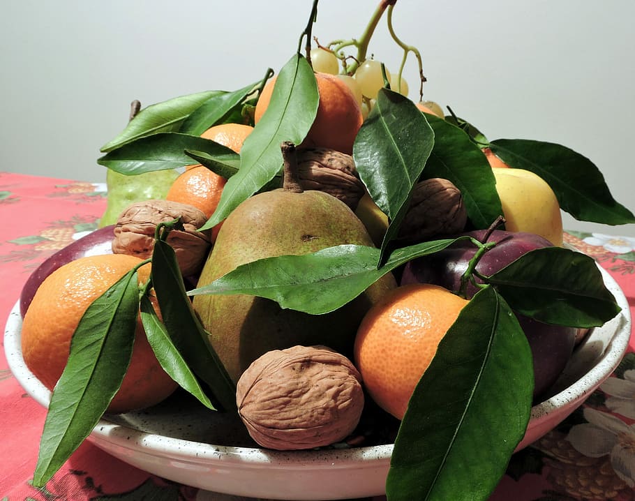 frutta, vassoio, Mela, pero, arancia, mandarino, uva, noce, le foglie, Alimenti, cibo, foglia, cibo e bevande, mangiare sano, colore verde, parte vegetale, freschezza, avvicinamento, benessere, colore arancione, agrumi, natura morta, in casa, nessuno, natura, tavolo, maturo, 2K