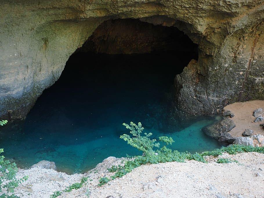 font de la sorgue, font, primavera, cova d’aigua, cova, riu, font de sorgue, Primavera càrstica, fontaine de vaucluse, estany amb inflor de sorgue, fontaine-de-vaucluse, França, provence, marea baixa, aigua, blavós, llum, brillar, profund, cova inflada, sorgue, geografia física, rock, formació de roca, geologia, rock - object, naturalesa, sòlid, cap gent, tranquil·litat, bellesa a la natura, dia, escena no urbana, a l'aire lliure, escena tranquil·la, escenics - natura, idíl·lic, terra, erosionat, 4K