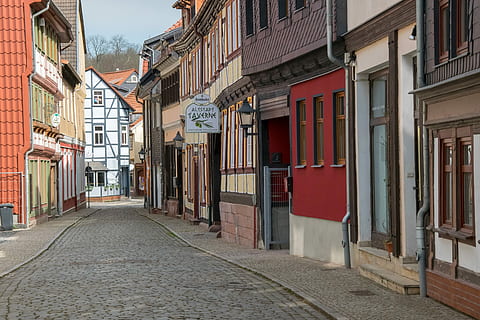 tømme, pathway, hus, arkitektur, vei, gamleby, lapp, bakgate, bygge eksteriør, bygget struktur, bygning, gate, by, boligområde, brostein, retning, dag, veien forover, gangsti, ingen folk, vindu, utendørs, fortau, synkende perspektiv, rekkehus, 5K, CC0, offentlig domene, opphavsrett gratis