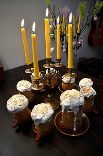 pääsiäinen, kakku, valo, lasite, sprinkles, keltainen, kynttilävaha, Kulich, ciaramicola, palaa, antaa potkut, kynttilä, liekki, pöytä, sisällä, tulipalo - luonnollinen ilmiö, valaistu, lämpö - lämpötila, ei ihmisiä, lähikuva, jälkiruoka, makea ruoka, luonto, puu - materiaali, makea, hehkuva, korkea kulma, juhla, houkutus, sulatus, kukka kuvio, 4K, CC0, public domain, rojaltivapaa