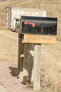 postkasser, postkasse, post, boks, landdistrikt post, mail rute, letterbox, porto, levering, Postboks, flag, rød, beholder, mail box, brev, stolpe, metal, træ, rusten, rustik, forvitret, træ - materiale, Mark, dag, ingen mennesker, udendørs, jord, natur, tæt på, fokus på forgrunden, meddelelse, plante, forladt, korrespondance, offentlige postkasse, græs, miljø, enkelt objekt, 4K