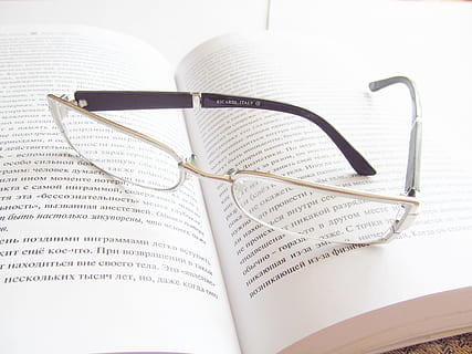 bicchieri, libro, lettura, sviluppo, conoscenza, biblioteca, vacanza, letteratura, libri, formazione scolastica, lavoro, pubblicazione, carta, nessuno, avvicinamento, Aperto, occhiali, in casa, natura morta, comunicazione, testo, emozione positiva, nastro - articolo da cucire, nastro, emozione, amore, pagina, Colore bianco, manuale, 4K, CC0, dominio pubblico, privo di copyright