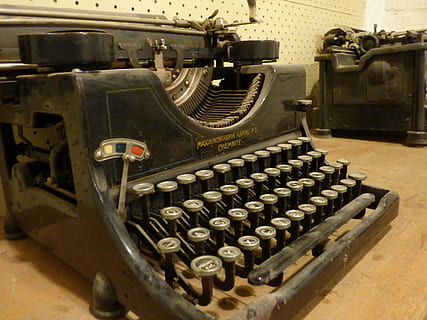 stroj, vytisknout, klíče, písmo, psací stroj, papír, písmena, psát, dokument, dopis, psaní, retro, text, klávesnice, spisovatel, památník, antický, Němec, starý, kancelář, staromódní, retro stylu, psaní na stroji, stroje, strojopis, abeceda, zastaralý, autor, nostalgie, technologie, uvnitř, nikdo, číslo, zařízení, sdělení, Dějiny, minulost, stůl, detail, 4K