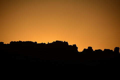 bayangan hitam, langit, matahari terbit, matahari terbenam, alam, senja, di luar rumah, keindahan di alam, scenics - alam, tidak ada orang, warna oranye, menyalin ruang, ketenangan, pemandangan, adegan yang tenang, lingkungan Hidup, tanah, langit cerah, latar belakang, batu, kuning, menanam, 1080P
