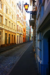 Multi, colorato, edifici, giorno, strada, architettura, scena urbana, Europa, città, posto famoso, esterno dell'edificio, all'aperto, paesaggio urbano, cittadina, struttura costruita, storia, viaggio, culture, vecchio, vita di città, turismo, nessuno, destinazioni di viaggio, costruzione, direzione, la strada davanti, quartiere residenziale, mezzi di trasporto, prospettiva decrescente, finestra, natura, vuoto, arco, stretto, vicolo, casa a schiera, 2K, CC0, dominio pubblico, privo di copyright