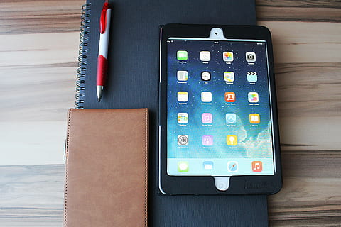 bianca, ipad, Astuccio, accanto, penna, libro, posto, asse di legno, tavoletta, touch screen, taccuino, ufficio, ufficio a casa, computer, palmare, portatile, tavolo, telefono, smart phone, attrezzatura, scrivania, tecnologia, legno - materiale, cellulare, attività commerciale, in casa, comunicazione, tecnologia wireless, avvicinamento, natura morta, dispositivo di informazione portatile, nessuno, connessione, vista dall'alto, formazione scolastica, calcolatrice, controllo, carta, direttamente sopra, Alimentazione elettrica, 5K, CC0, dominio pubblico, privo di copyright