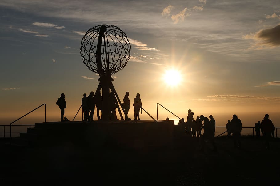 solnedgang, folk, silhuetter, nord cape, solnedgang, mennesker, norge, skandinavien, nord, rejse, natur, landskab, himmel, silhuet, medium gruppe af mennesker, sol, Kvinder, gruppe af mennesker, rigtige mennesker, herrer, livsstil, fritidsaktivitet, stående, gruppe, orange farve, menneskemængde, samvær, sport, voksen, udendørs, 5K