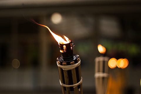 foc, flacără, lanternă, foc - fenomen natural, ardere, temperatura - temperatură, să se concentreze asupra primelor elemente, a închide, nici o persoana, iluminat, luminos, lumânare, echipamente de iluminat, natură, mişcare, în interior, un singur obiect, metal, selectiv, noapte, lampă electrică, 4K, CC0, domeniu public, fără drepturi de autor