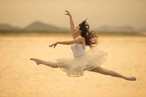femeie, alb, balerina, jumping, corp, apă, femeie în alb, balerină, rochie, corp de apa, balet, a zbura, mare, tânăr adult, mişcare, lungime totală, adult, apus de soare, vedere laterală, dans, brațul uman, o persoana, femei tinere, calificare, brațele ridicate, femei, eleganţă, membru, performanţă, oameni adevărați, să se concentreze asupra primelor elemente, natură, libertate, femeie frumoasă, în aer liber, coafura, 5K