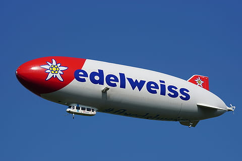 zdarzenie, zepelin, flugshow, niebieski, samolot, czerwony, pojazd powietrzny, transport, latający, środek transportu, niebo, czyste Niebo, Natura, na dworze, pojedynczy obiekt, porozumiewanie się, żadnych ludzi, znak, w powietrzu, niski kąt widzenia, dzień, podróżować, kopia przestrzeń, przemysł lotniczy, 5K, CC0, domena publiczna, darmowe zdjęcia