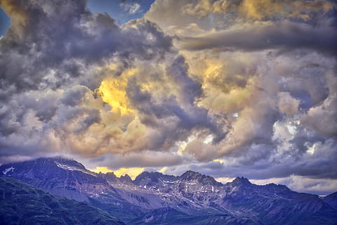 fotografie, pohoří, zlatý, nebe, hory, nimbus cloud, během dne, hora, mrak, západ slunce, svítání, mrak - nebe, scenics - příroda, krása v přírodě, sníh, životní prostředí, studená teplota, zimní, Příroda, bouřka, zasněžené hory, nikdo, venku, krajina, dramatická obloha, klid, klidné scény, horský vrchol, 5K, CC0, veřejná doména, bez autorských práv
