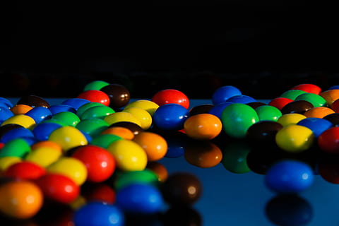 cioccolato, caramella, dolce, mangiare, colorato, delizioso, me m, sfondo nero, sfondo, colore, multicolore, grande gruppo di oggetti, abbondanza, nessuno, variazione, in casa, scelta, sfera, natura morta, cibo dolce, girato in studio, palla, mangiare malsano, avvicinamento, messa a fuoco selettiva, forma, divertimento, 4K, CC0, dominio pubblico, privo di copyright
