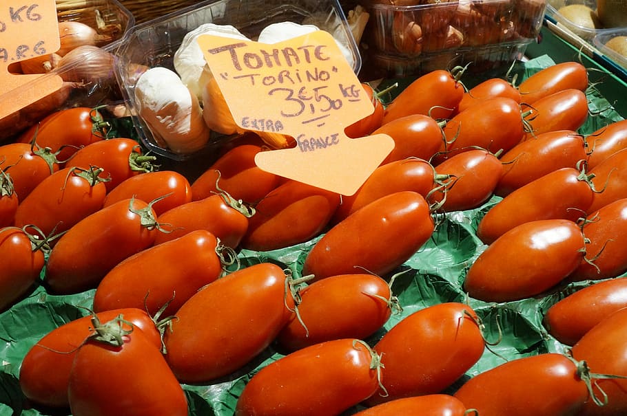 tomat, vegetabiliska, frukt, röd, mat och dryck, mat, äta nyttigt, friskhet, marknadsföra, prislapp, detaljhandeln, till salu, välbefinnande, stor grupp av objekt, överflöd, marknadsstånd, inget folk, högvinkelvy, val, företag, dag, försäljning, organisk, mogen, detaljhandeln display, vegetarisk mat, 4K