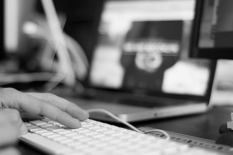 gråtoner makrofotografi, person, ved brug af, hvid, tastatur, computer, data, computing, nøgle, maskine, hånd, desktop, arbejde, forretning, grafisk, web, mac, bærbar, virksomhedernes, hold, kontor, menneskelig hånd, computerudstyr, bord, teknologi, en person, menneskelig kropsdel, fokus på forgrunden, tæt på, indendørs, rigtige mennesker, selektiv fokusering, forbindelse, uigenkendelig person, computer tastatur, meddelelse, finger, 5K, CC0, offentligt domæne, royaltyfrie