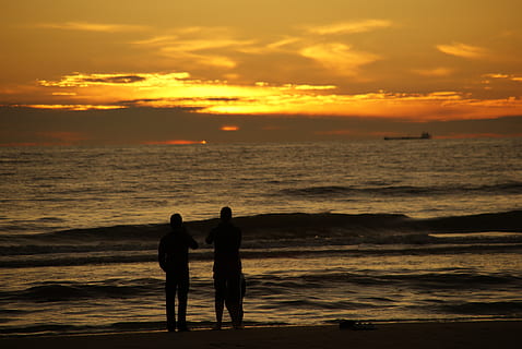 umano, spiaggia, sole, tramonto, onda, nuvole, luce, acqua, cielo, oceano, mare, bellezza nella natura, due persone, persone reali, colore arancione, nuvola - cielo, uomini, attività di svago, scenics - natura, terra, silhouette, solidarieta, stili di vita, orizzonte sull'acqua, in piedi, coppia - relazione, emozione positiva, all'aperto, 4K, CC0, dominio pubblico, privo di copyright