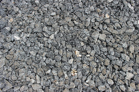 grus grus meget, klippe, jord, mønster, sten-, naturlig, struktur, materiale, ru, overflade, udendørs, vej, flikke, småsten, grus, sti, knust, kampesten, mineral, granit, baggrunde, natur, abstrakt, tekstureret, fuld ramme, grå, ingen mennesker, solid, sten - objekt, dag, høj vinkel visning, stor gruppe af objekter, overflod, rock-objekt, tæt på, rullesten, tekstureret effekt, 5K, CC0, offentligt domæne, royaltyfrie