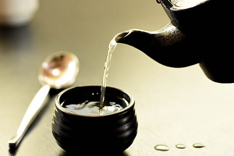 cafeïna, cafè, tassa, cullera, borrós, primer pla, tassa de cafè, fosc, estris de cuina, tetera, aigua, abocament, menjar i beguda, a l'interior, refresc, beure, menjar, una persona, estri de cuina, moviment, frescor, part del cos humà, mà humana, tirar, preparació, puresa, càntir, 5K, CC0, domini públic, lliure de regalies