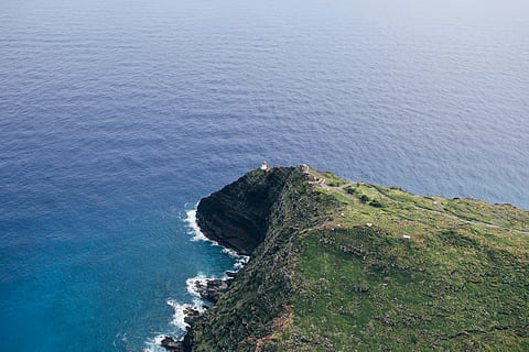 aèria, vista, illa, veure la fotografia, penya-segat, durant el dia, far, naturalesa, ruta, oceà, mar, bellesa a la natura, escenics - natura, aigua, vista d’angle alt, tranquil·litat, escena tranquil·la, dia, cap gent, terra, platja, idíl·lic, escena no urbana, planta, línia de costa, blau, a l'aire lliure, litoral rocós, 5K, CC0, domini públic, lliure de regalies