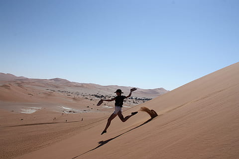namibia, desert, duna de sorra, terra, longitud completa, una persona, cel, escenics - natura, sorra, naturalesa, medi ambient, dia, paisatge, cel clar, còpia espai, blau, clima, clima àrid, adult, homes, a l'aire lliure, 4K, CC0, domini públic, lliure de regalies