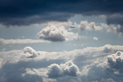 des nuages, ciel, avion, nuage, la nature, ambiance, loin, esprit d'aventure, nuage - ciel, en volant, véhicule aérien, mode de transport, transport, journée, personne, faible angle de vue, en plein air, Voyage, mouvement, beauté dans la nature, en mouvement, paysages - nature, cloudscape, lumière du soleil, douceur, au dessus de, 5K, CC0, domaine public, libre de droits