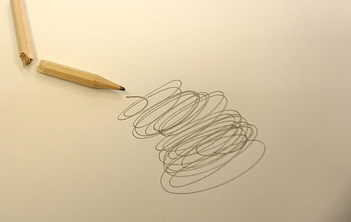 croquis en spirale, crayon, griffonner, cassé, dessiner, appuyer, à l'intérieur, art et Artisanat, personne, prise de vue en studio, fermer, nature morte, la créativité, vue grand angle, équipement, esquisser, espace de copie, fond coloré, stylo, objet unique, objet fabriqué par l'homme, activité, fait par l'homme, papier, couleur blanche, 4K, CC0, domaine public, libre de droits