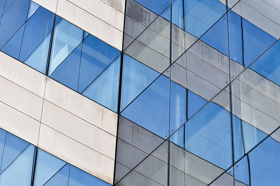 art abstracte, edifici de vidre mirall, la realitat, virtualitat, cara a cara, reflexió, arquitectura, vidre, finestra, blau, vidre - material, edifici d'oficines, modern, estructura construïda, exterior de l'edifici, negocis, escena urbana, façana, gratacels, patró, resum, a l'aire lliure, lloc de treball, futurista, exterior d’edifici d’oficines, edifici, ciutat, oficina, marc complet, dia, cap gent, vista d’angle baix, forma, fons, disseny, netejar, 4K