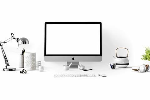 sølv imac, ved siden av, trådløst, tastatur, mus, eple, apple enheter, ren, datamaskin, beholdere, moderne, kopp, elektronikk, utstyr, figurer, hodetelefoner, lampe, følge, krus, penner, skjerm, tekanne, teknologi, hvit, flatskjerm, TV-apparat, innendørs, skrivebord, dataskjerm, LCD-skjerm, ingen folk, bord, kontor, data utstyr, kopiere plass, kommunikasjon, forbindelse, møbler, belysningsutstyr, stasjonær PC, virksomhet, elektrisk lampe, trådløs teknologi, stilleben, studio skudd, blank, 5K, CC0, offentlig domene, opphavsrett gratis