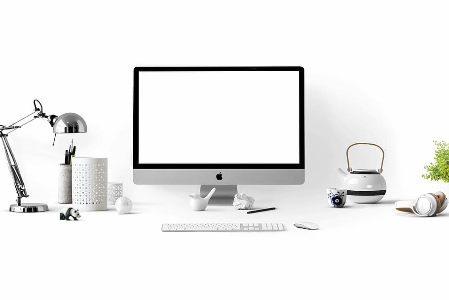 sølv imac, ved siden af, trådløs, tastatur, mus, æble, apple enheder, ren, computer, beholdere, nutidige, kop, elektronik, udstyr, figurer, hovedtelefoner, lampe, overvåge, krus, penne, skærm, tepotte, teknologi, hvid, fladskærm, fjernsyn, indendørs, skrivebord, computerskærm, moderne, flydende krystal display, ingen mennesker, bord, kontor, computerudstyr, kopiere plads, meddelelse, forbindelse, møbel, belysningsudstyr, desktop pc, forretning, elektrisk lampe, trådløs teknologi, stilleben, studio skud, blank, 5K