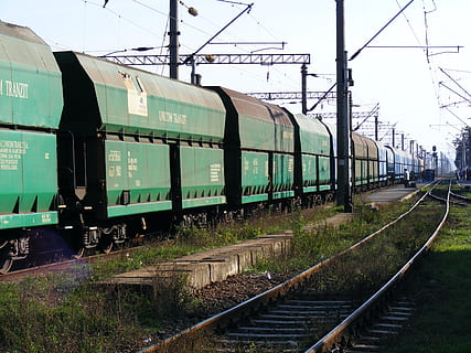 tog, transportmidler, jernbane, fragt, depot, køretøj, spore, last, industri, lokomotiv, levering, motor, industriel, vogn, bevægelse, automobil, auto, hurtig, grøn, jernbanetransport, jernbanespor, transportform, tog - køretøj, natur, dag, offentlig transport, ingen mennesker, himmel, elektricitet, udendørs, kabel, grøn farve, godstog, el-pylon, rejse, plante, Strømforsyning, shunting yard, 2K, CC0, offentligt domæne, royaltyfrie